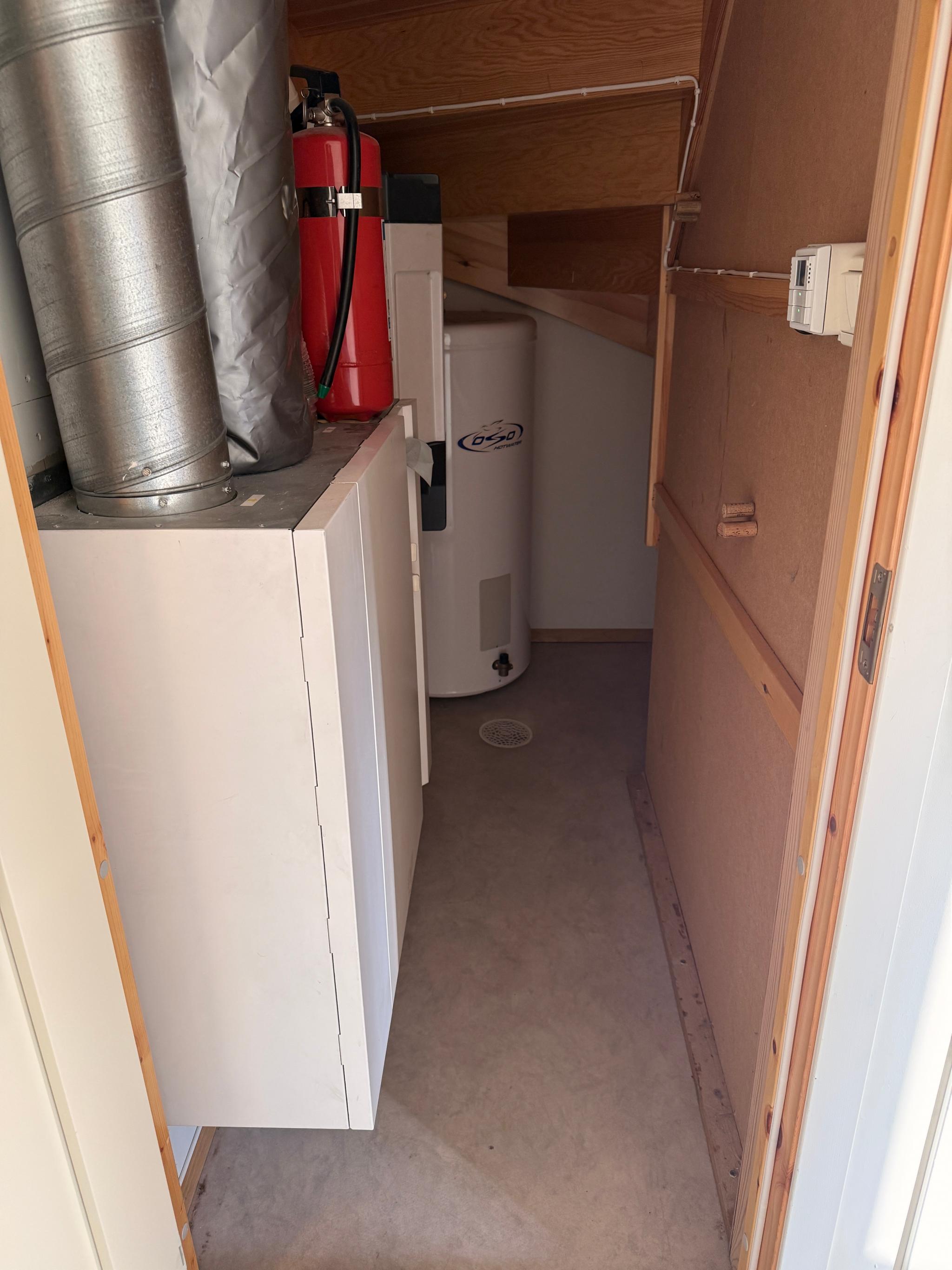 Bod med tilleggsplass under trapp